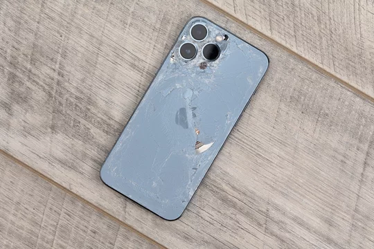 Замена заднего стекла на iPhone в Москве